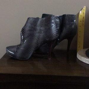 Bandolino sz6.5 darkgreen snakeskin platform booty